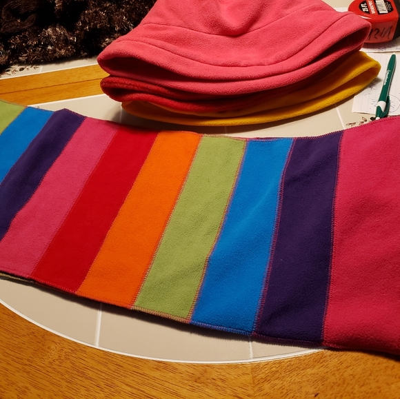 6  Pieces 1 Scarf 3 Hats and 2 Set of Gloves - Picture 8 of 16